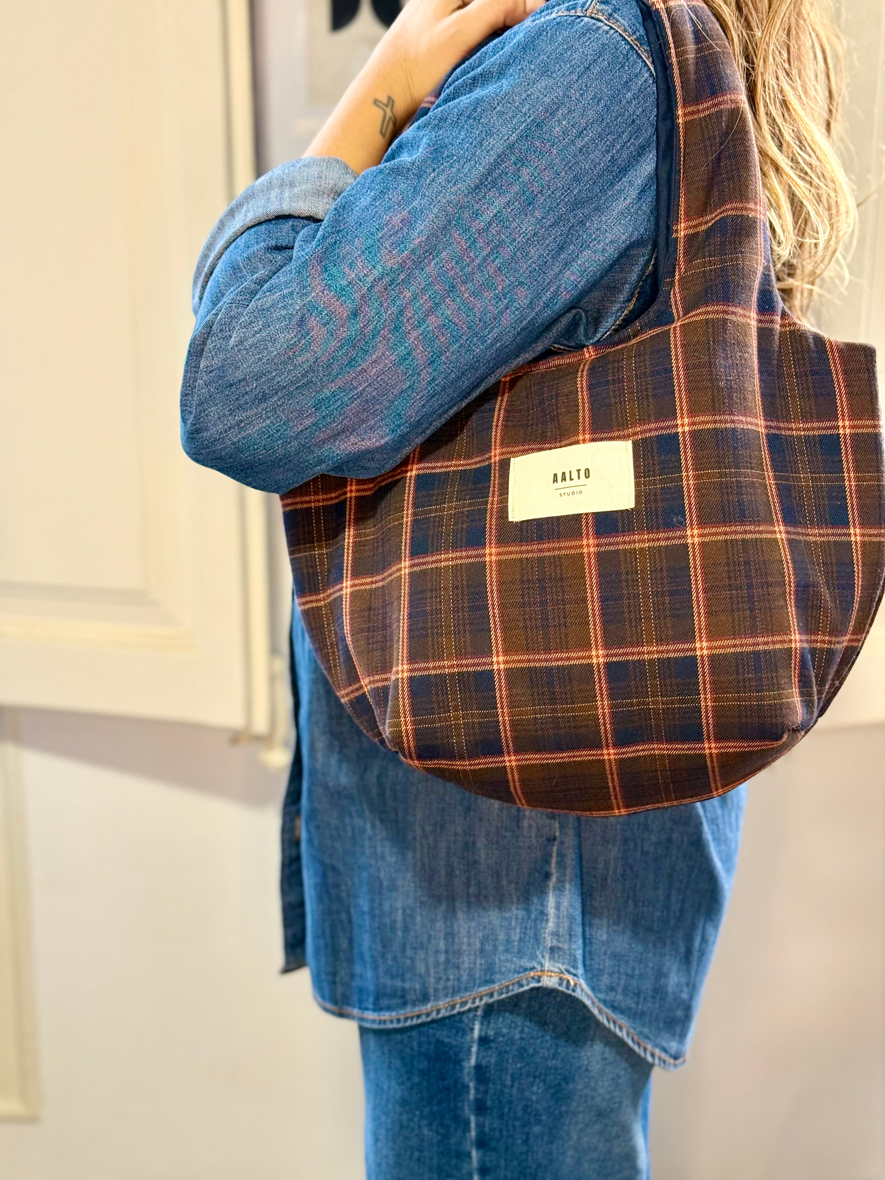 Leonor bag – navy blue and maroon Scottish tartan